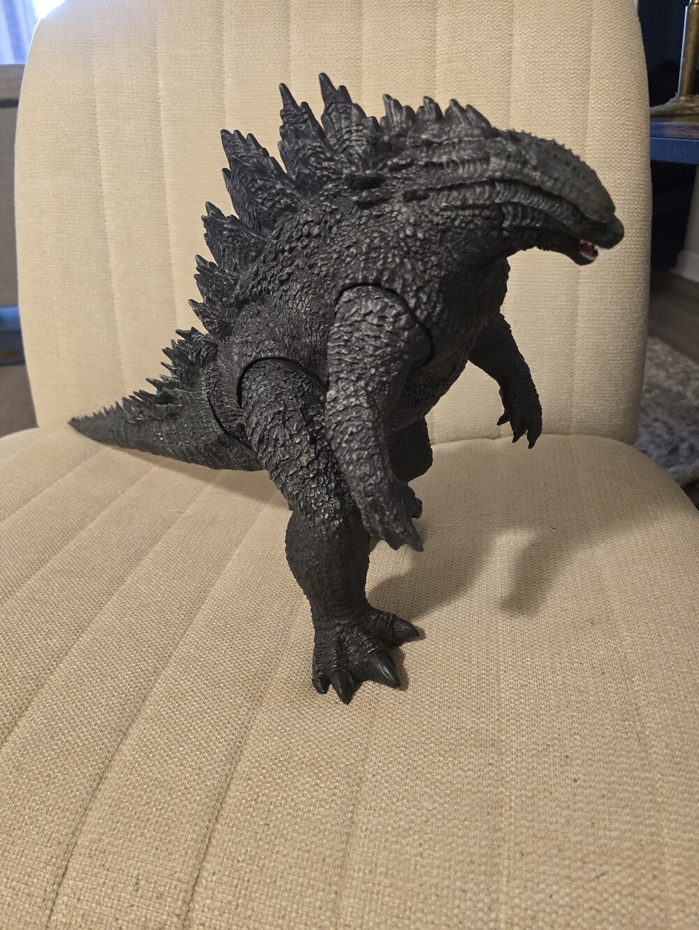 Large Godzilla Figure - Picture 3 of 8